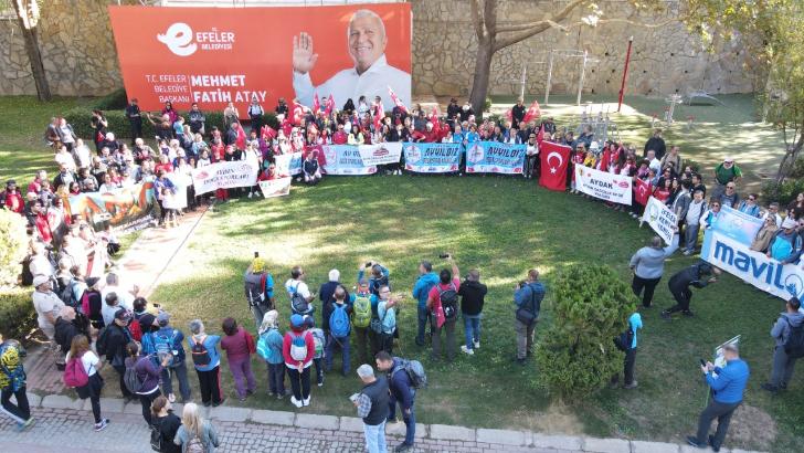 Efeler’de doğa tutkunlarından cumhuriyet yürüyüşü