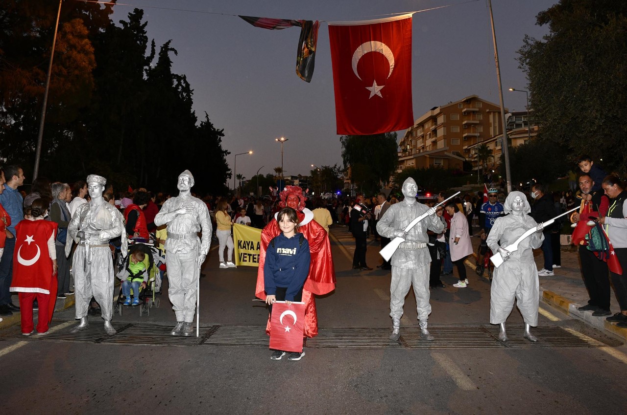 KUŞADASI 5 KİLOMETRE UZUNLUĞUNDAKİ KORTEJ İLE CUMHURİYET İÇİN YÜRÜDÜ