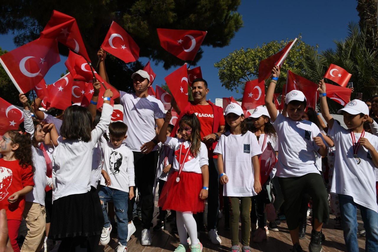 Çocuklar Cumhuriyet coşkusunu spor şenliği ile yaşadı