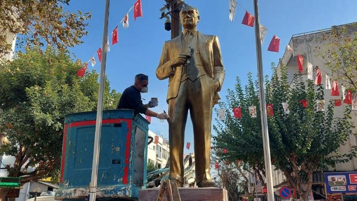 Kuşadası Belediyesi Atatürk Anıtlarını yenilemeyi sürdürüyor