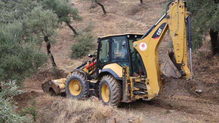 Efeler Belediyesi zeytinlik yollarını temizliyor