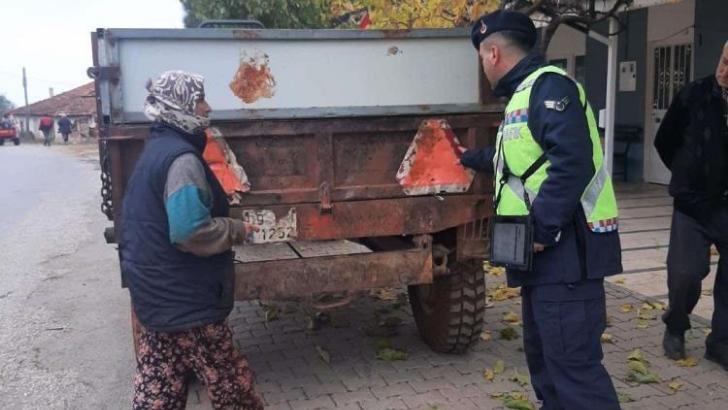 168 traktör sürücülerine reflektör bilgilendirmesi