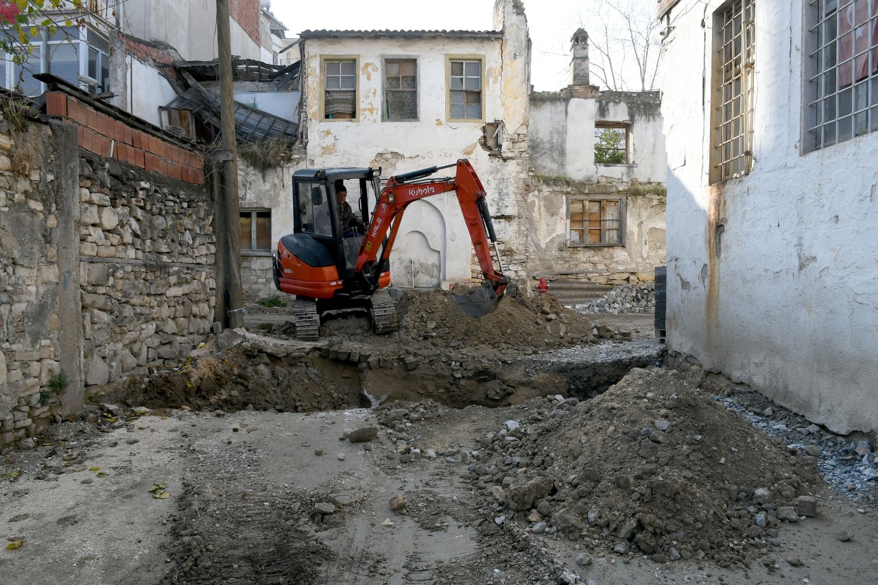 ESKİ KUŞADASI’NIN TARİHİ DOKUSU SAĞLIKLI ALT YAPI İLE BULUŞUYOR