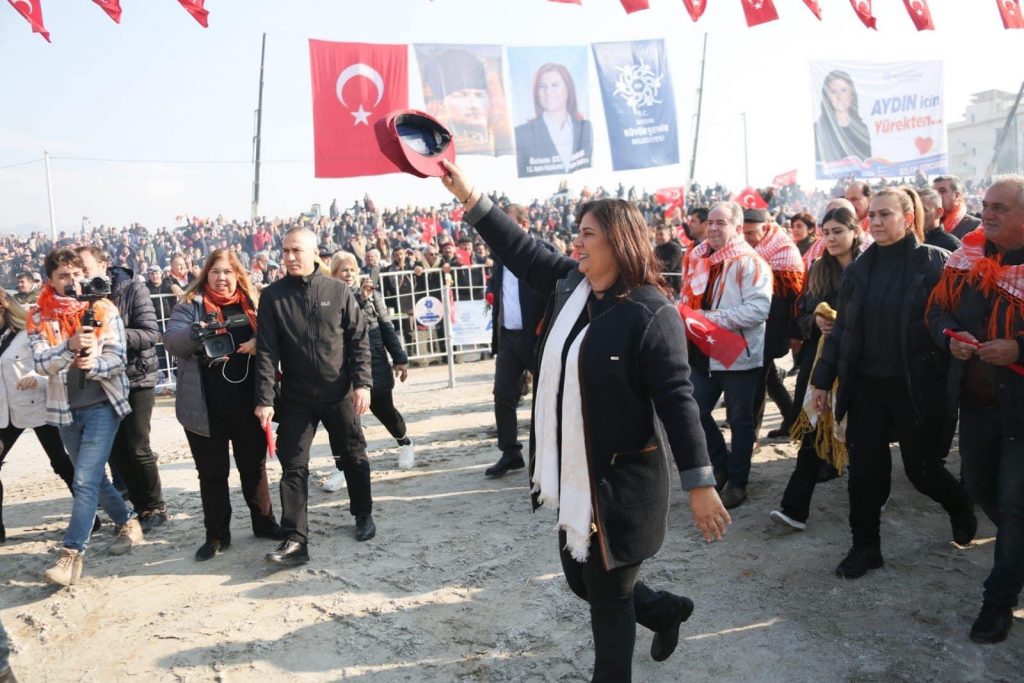 TOPUKLU EFE’DEN MUHTEŞEM DEVE GÜREŞİ