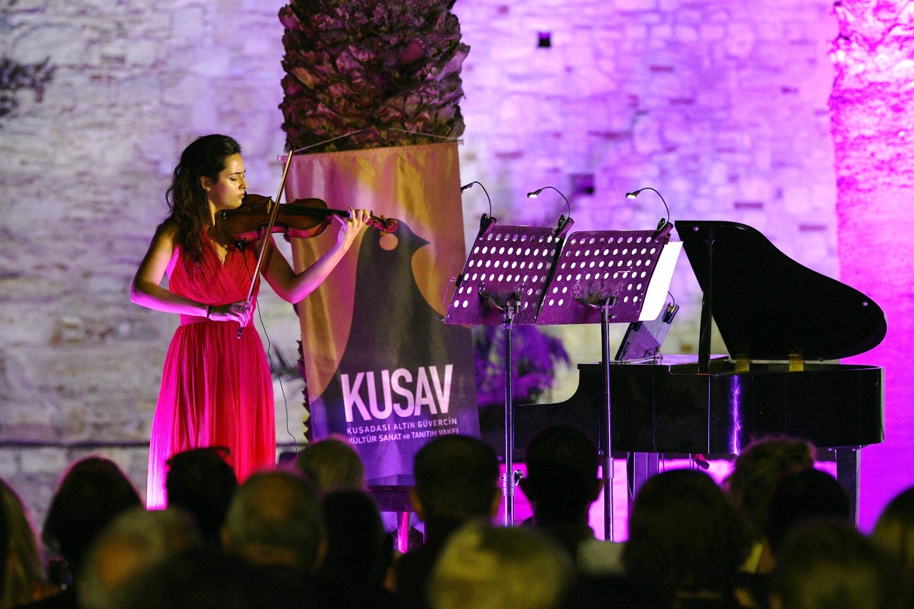 GENÇ SANAT DİNLETİLERİ’NDE SAHNE ALAN KEMAN VİRTÜÖZÜNDEN ULUSLARARASI BAŞARI