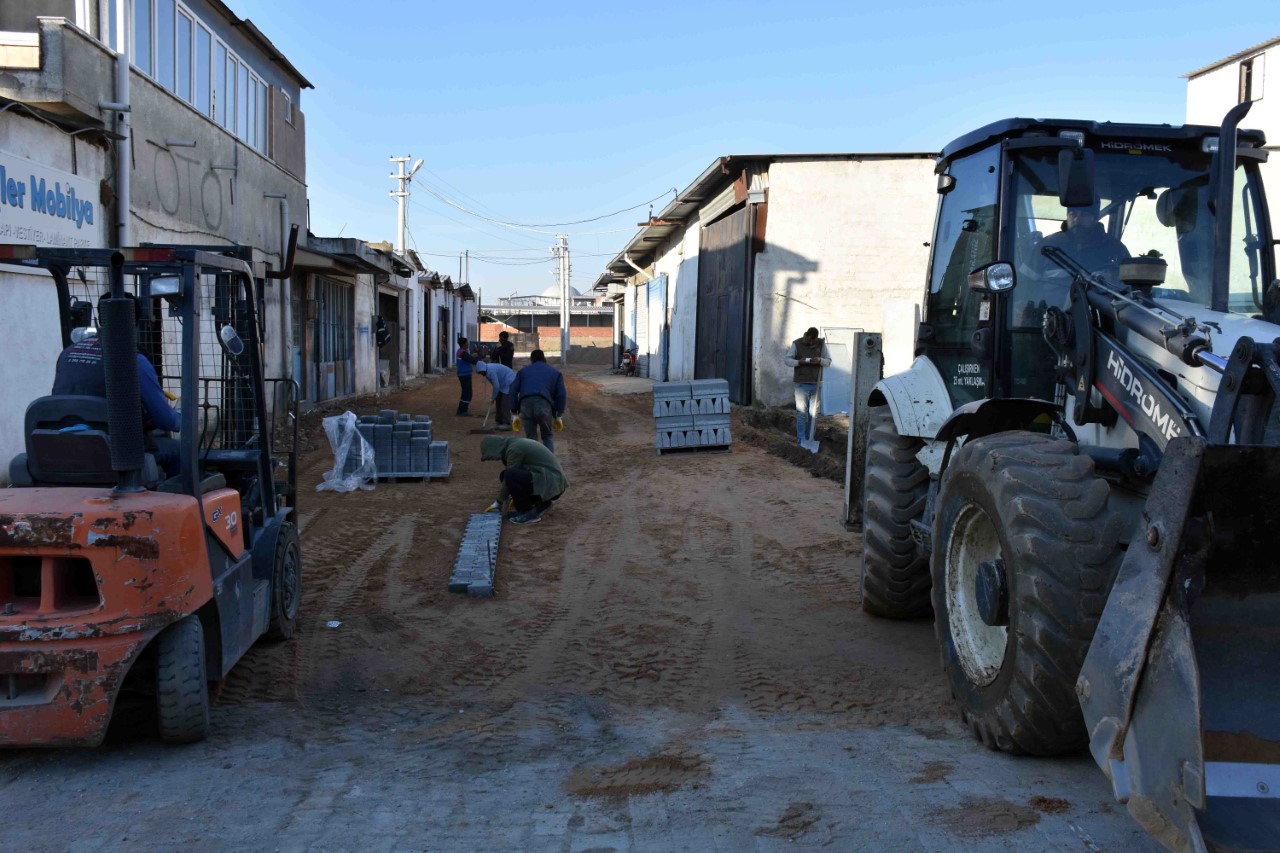 Germencik’te sanayi esnafı çamurlu yoldan kurtuluyor