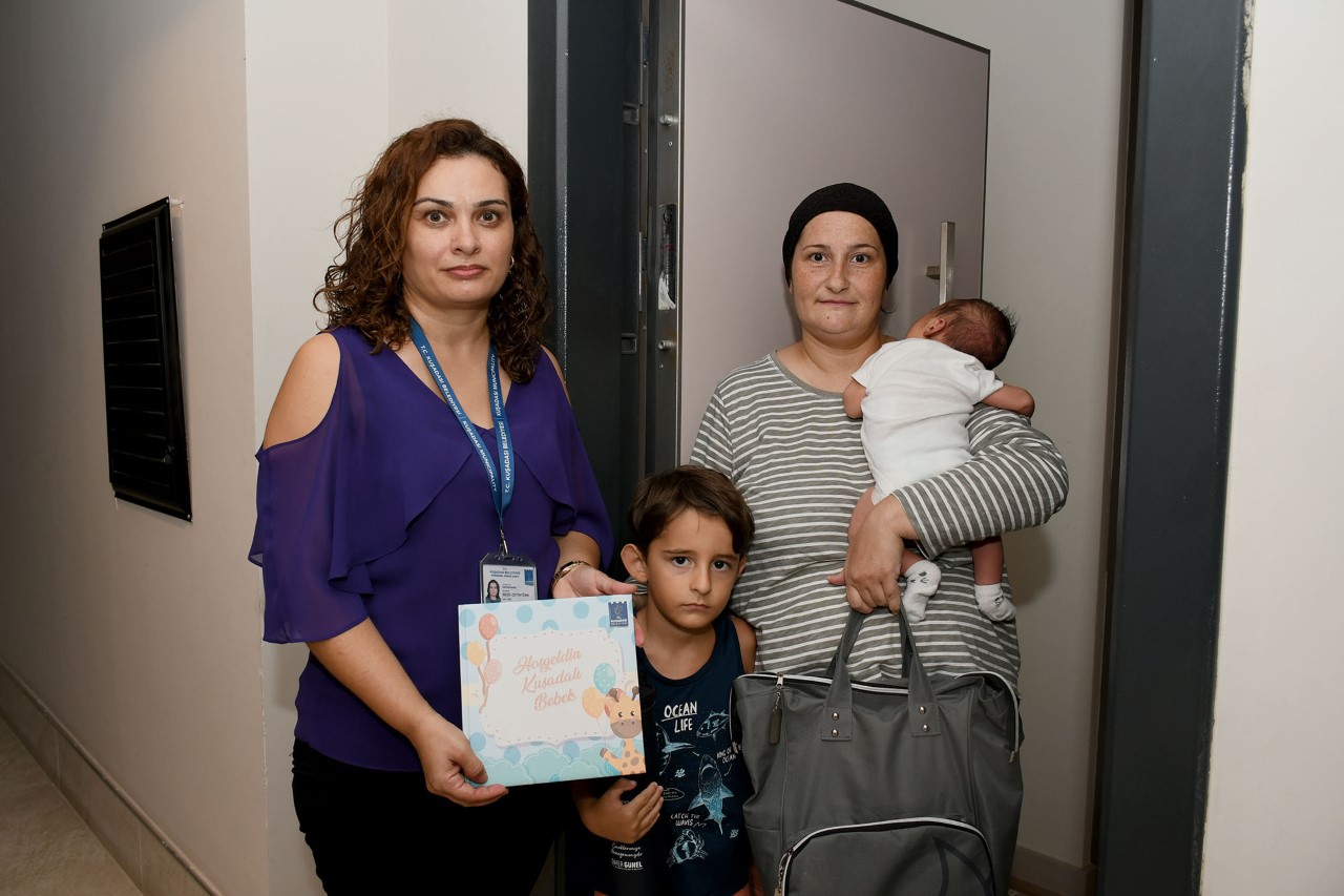 KUŞADASI BELEDİYESİ’NDEN YIL BOYUNCA 280 BEBEĞE HOŞGELDİN ZİYARETİ