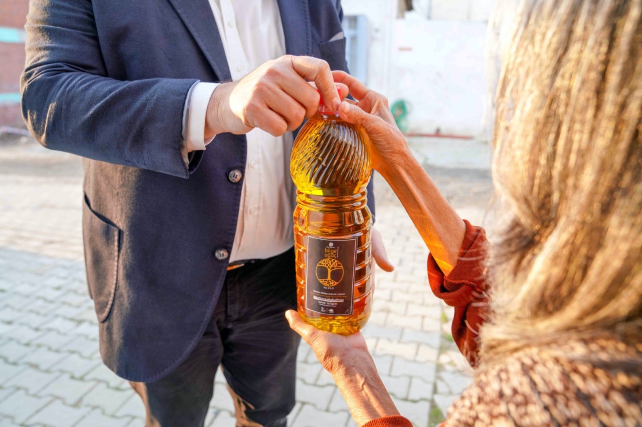 Seferihisar Belediyesi’nden dar gelirli vatandaşa zeytinyağı