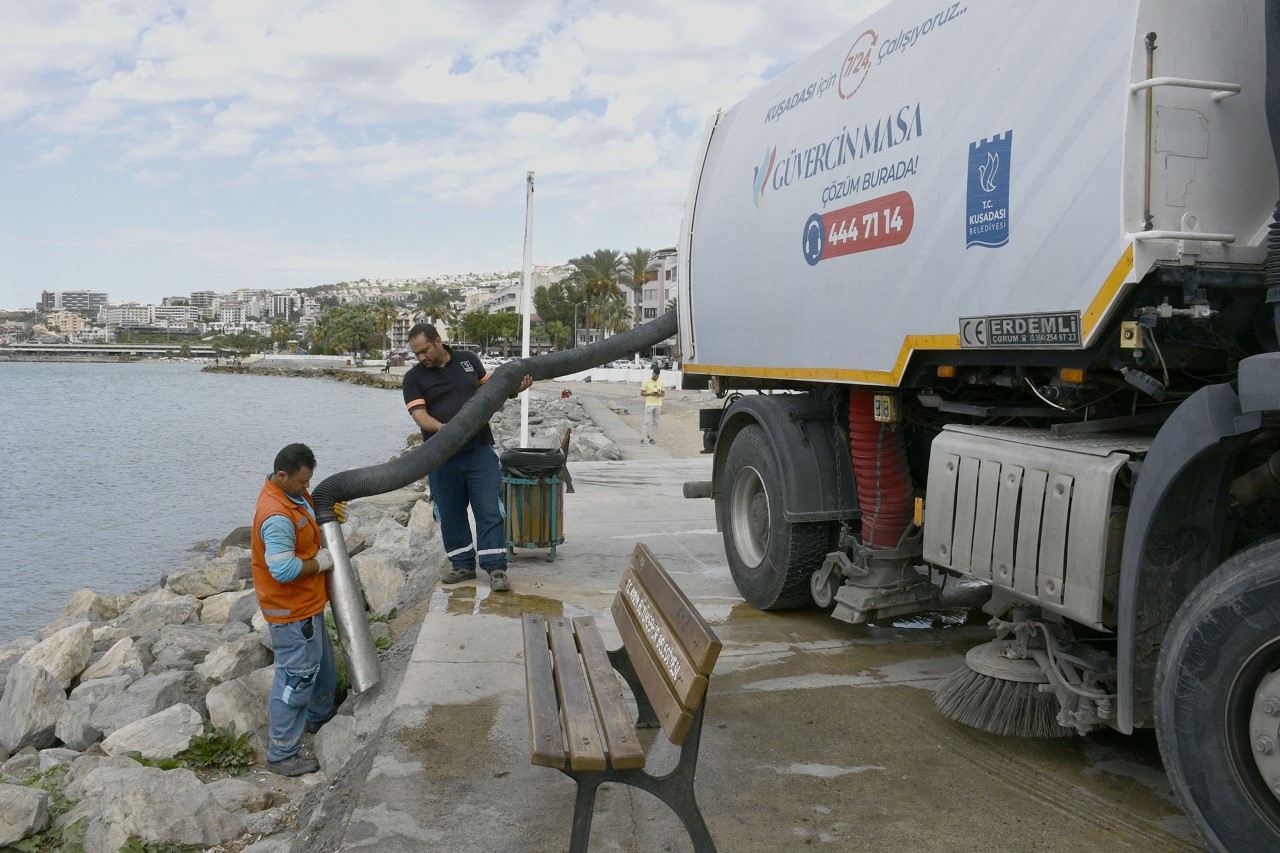 PIRIL PIRIL BİR KUŞADASI İÇİN 7/24 TEMİZLİK MESAİSİ