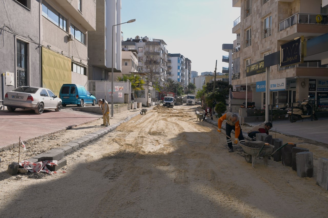 KUŞADASI’NIN GÜZEL YARINLARI İÇİN YENİLEME ÇALIŞMALARI SÜRÜYOR