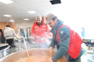 GÖNÜLLÜ ŞEFLER MİLYONLARCA KAP YEMEK YAPTI