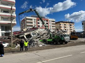CHP’Lİ BÜLBÜL DEPREM BÖLGESİNDE: ZOR GÜNLERİ HEP BİRLİKTE AŞACAĞIZ