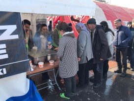 EFES SELÇUK BELEDİYESİ MALATYA’DA YEMEK VE SOSYAL MARKET ÇADIRI KURDU