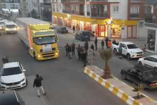 Efeler Depremin Yaralarını Sarmaya Devam Ediyor