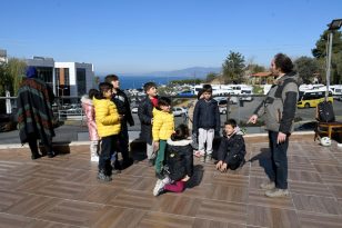 KUŞADASI’NDA DEPREMZEDE ÇOCUKLARA YARATICI DRAMA