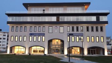 Kuşadalı çocuklar lıkır lıkır süt içecek