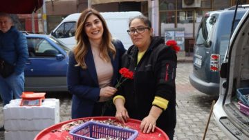 Ülkü Beyazıt depremzede kadınlarla kucaklaştı