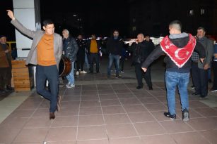 Başkan Özcan asker uğurlama töreninde zeybek oynadı