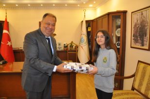 BAŞKAN DİNÇER, KOLTUĞUNU KÜÇÜK BAŞKANA DEVRETTİ