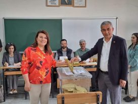 Başkan Kaplan eşiyle birlikte sandık başına gitti