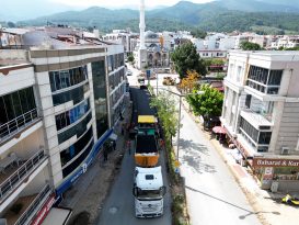 DAVUTLAR MAHALLESİ’NE 25 BİN METREKARE DAHA SICAK ASFALT