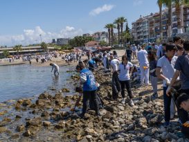 KUŞADASI SAHİLLERİNDE DAHA TEMİZ BİR AKDENİZ İÇİN ÇEVRECİ ETKİNLİK