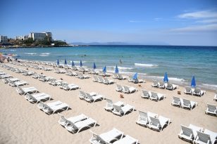 KUŞADASI’NIN DİLLERE DESTAN PLAJLARI BU YIL DA MAVİ BAYRAK İLE TAÇLANDI