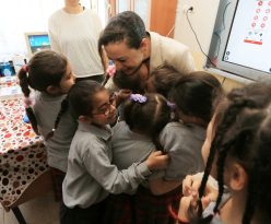 EFES SELÇUK’TA EĞİTİME DESTEK BÜYÜYOR: “ÇOCUKLARIMIZ HİÇBİR ŞEYDEN MAHRUM KALMASIN İSTİYORUZ”