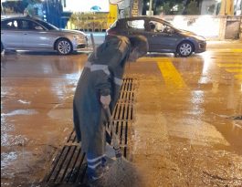 KUŞADASI YAĞMURA TESLİM OLMADI