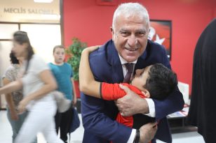 BAŞKAN ATAY ÖZEL KONUKLARINI AĞIRLADI