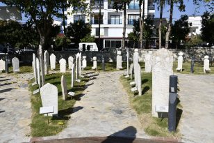 TARİHİ 17’NCİ YÜZYILA UZANAN MEZAR TAŞLARI KUŞADASI’NDA SERGİLENİYOR