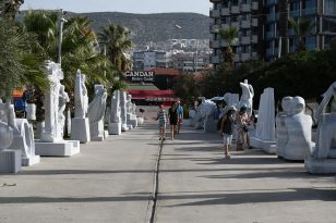 KUŞADASI SAHİLİNİ CUMHURİYET’İN 100. YILINA ÖZEL HEYKELLER SÜSLÜYOR