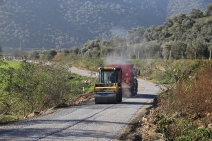 EFELER YOLLARI ASFALTLIYOR VATANDAŞLARIN YÜZÜ GÜLÜYOR