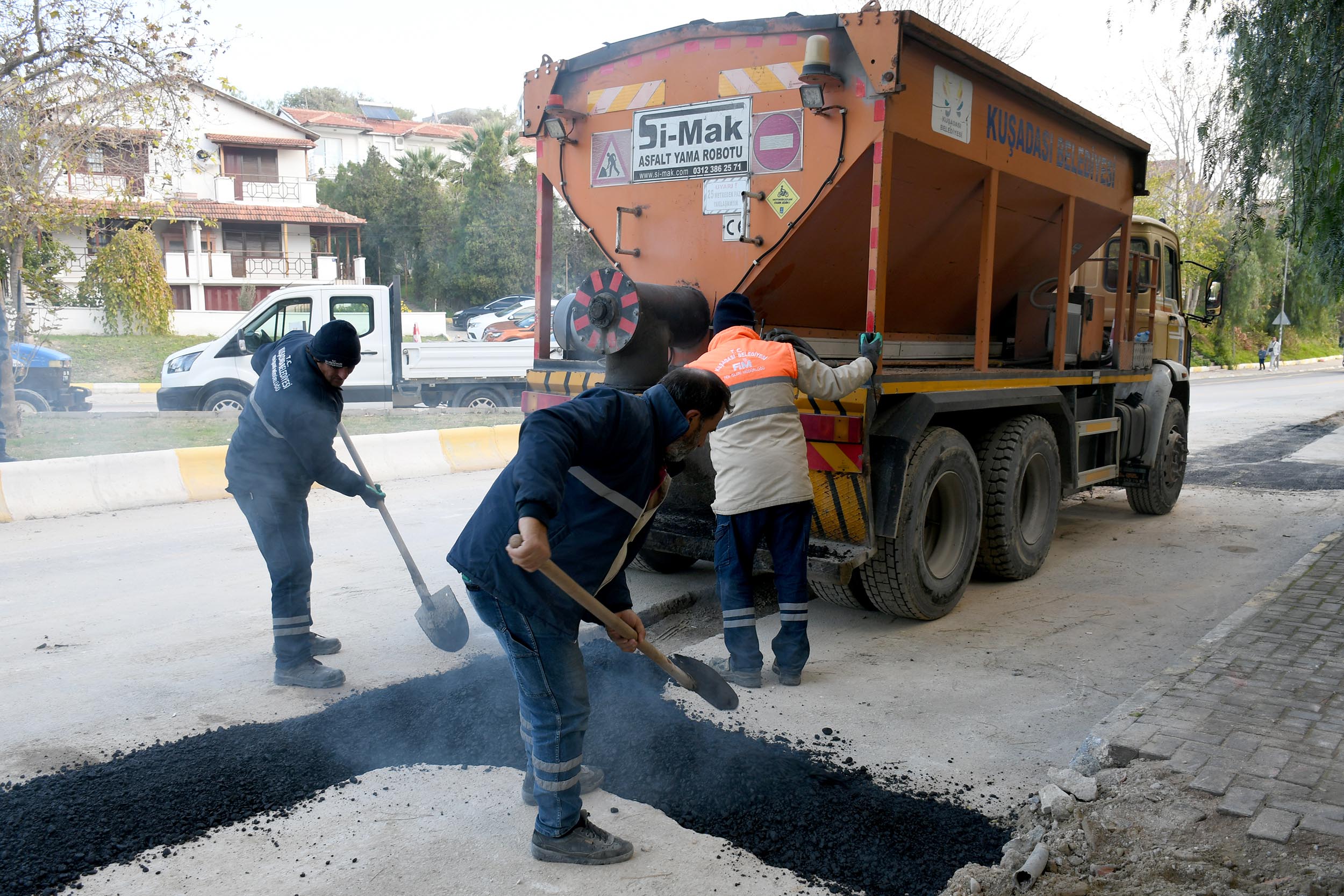 KUŞADASI BELEDİYESİ YAZ KIŞ DEMEDEN ÇALIŞIYOR