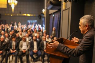 Savaş: “Aydın, el freni çekilmiş bir araba gibi”