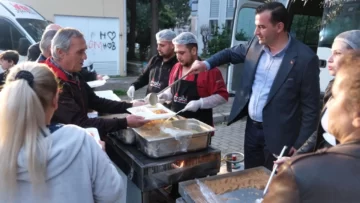Pehlivan, iftarda vatandaşlarla bir araya geldi