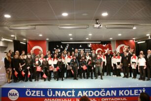 KUŞADASI’NDA İSTİKLAL MARŞI’NIN KABULÜNÜN 103. YIL DÖNÜMÜ KUTLANDI