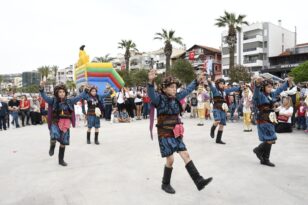 KUŞADASI’NDA 23 NİSAN COŞKUSU GÜN BOYU SÜRDÜ