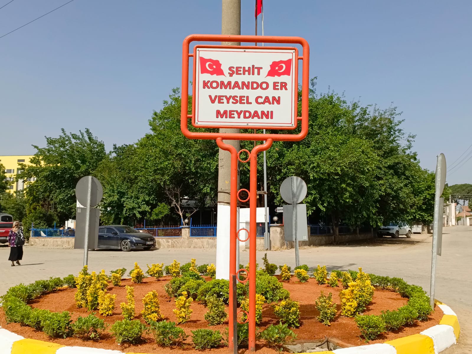 EFELER’İN MAHALLE MEYDANLARI YENİLENİYOR